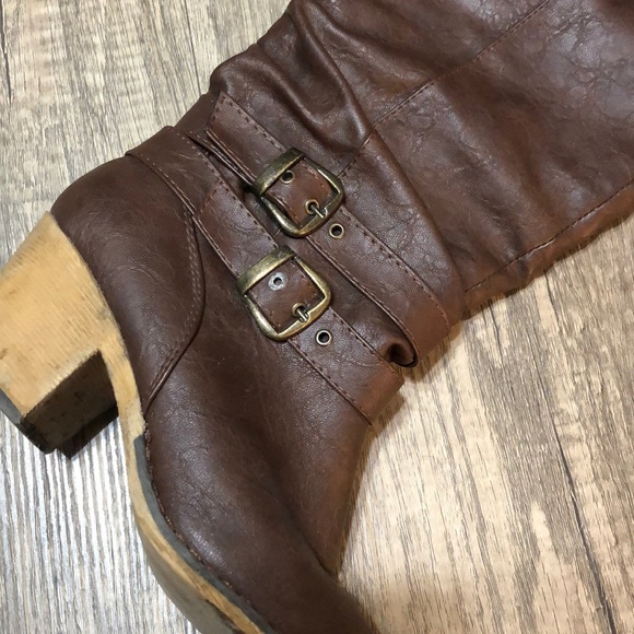Heeled brown boots with gold clasps - Picture 5 of 5